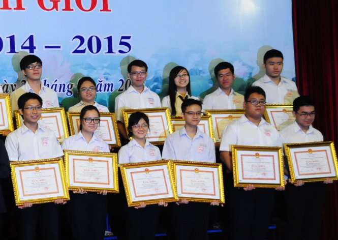 Học sinh các trường THCS, THPT ở TP.HCM nhận bằng khen tại lễ tuyên dương học sinh giỏi 2014-2015 - Ảnh: Như Hùng