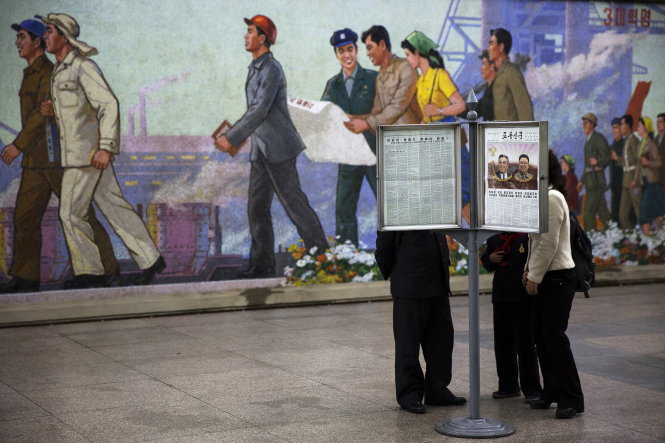 Người dân đọc báo công cộng ở bên trong nhà ga tàu điện ngầm ở thủ đô Bình Nhưỡng ngày 11-10 - Ảnh: Reuters