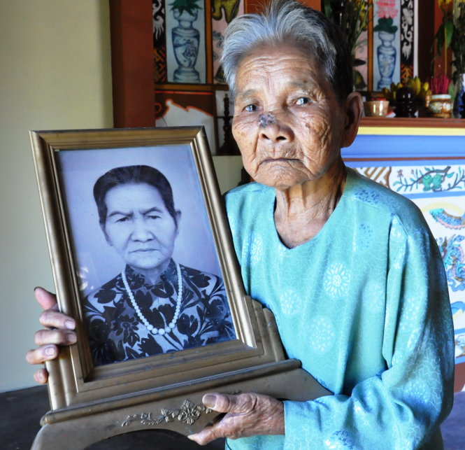 Bà Nguyễn Thị Thạch, 85 tuổi, đang ôm di ảnh của mẹ mình - mẹ Diêu Cháu, nguyên mẫu của bà mẹ Gio Linh - Ảnh: L.Đ.D.