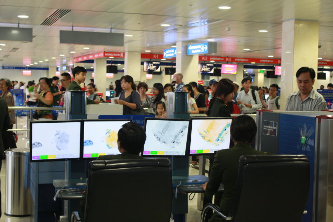 Soi chiếu an ninh hàng không tại sân bay quốc tế Tân Sơn Nhất - Ảnh: Lê Nam