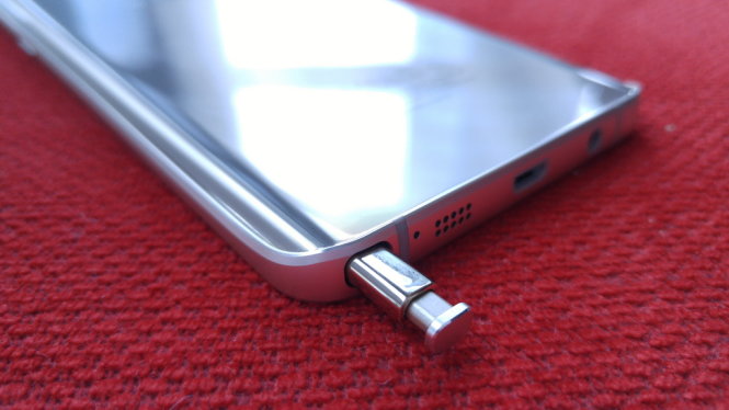 Samsung Galaxy Note 5 với bút điện tử S Pen - Ảnh: T.Trực