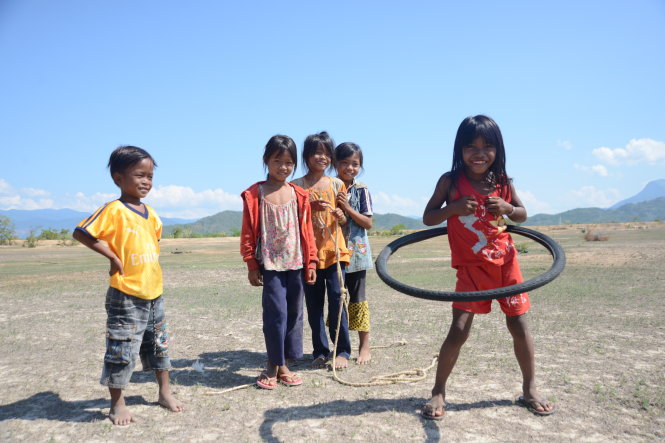 Lấy bánh xe đạp đã bỏ đi làm vòng lắc là thú vui của những đứa trẻ chăn bò tại Phước Trung, huyện Bác Ái (Ninh Thuận). Ảnh: Duyên Phan