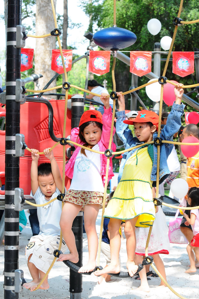 Trẻ em tham gia các trò chơi vận động tại một sân chơi ở công viên Tao Đàn, TP.HCM - Ảnh: T.T.D.