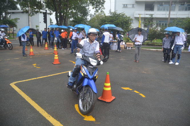 Sinh viên thi thực hành lái xe an toàn - Ảnh: Quang Phương