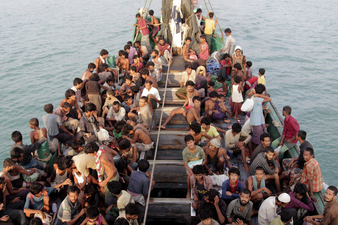 Người di cư Rohingya và Bangladesh trên một tàu lớn ngoài khơi Indonesia. Ảnh: Reuters