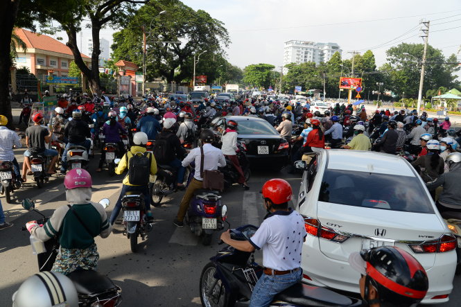 Giao thông hỗn loạn trên một ngã ba cắt đường Hoàng Minh Giám, quận Phú Nhuận, TP.HCM - Ảnh: H.Khoa