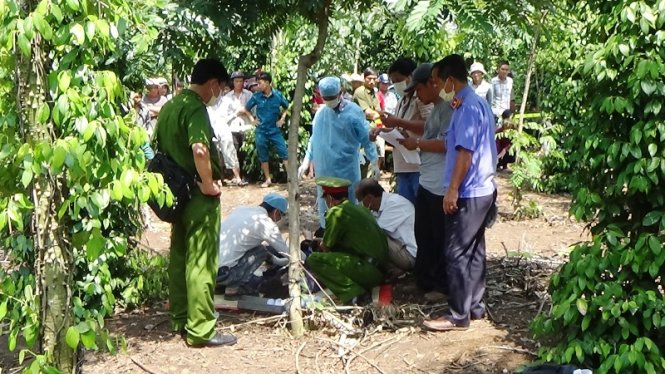 Lực lượng chức năng khám nghiệm hiện trường nơi phát hiện thi thể của Phạm Văn Ngọc ẢNH: NG.NAM