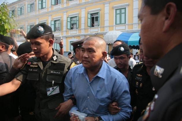 Thầy bói Mor Yong (giữa) bị bắt giữ. Ảnh: The Nation