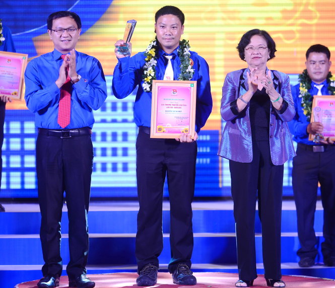 Anh Nguyễn Thế Nghiệp (giữa) được tuyên dương và nhận giải thưởng Nguyễn Văn Trỗi năm 2015 của Thành đoàn TP.HCM - Ảnh: QUANG ĐỊNH