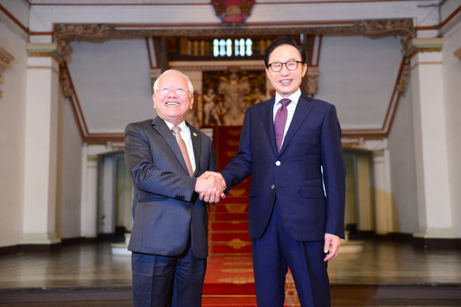 Chủ tịch UBND TP.HCM Lê Hoàng Quân (trái) tiếp cựu tổng thống Hàn Quốc Lee Myung Bak tại trụ sở UBND TP.HCM - Ảnh: Q.Định