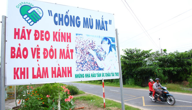 Những bảng tuyên truyền thế này có nhiều trên tuyến đường Nam Sông Hậu qua địa phận thị xã Vĩnh Châu nhằm giúp nông dân có ý thức tự bảo vệ đôi mắt khi làm hành - Ảnh: Chí Quốc