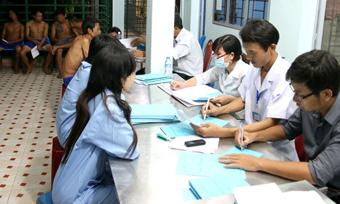 Kiểm tra sức khỏe ban đầu cho người nghiện tại trung tâm Bình Triệu, Q.Bình Thạnh, TP.HCM - Ảnh: Tiến Long