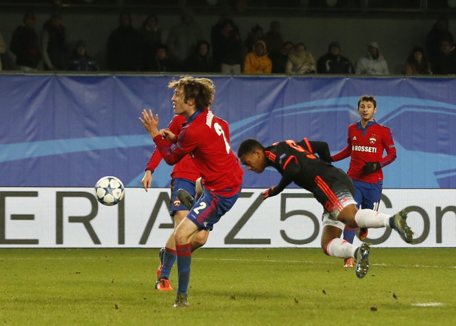 Martial (thứ hai từ phải sang) đánh đầu ghi bàn gỡ hòa 1-1 cho M.U Ảnh: Reuters