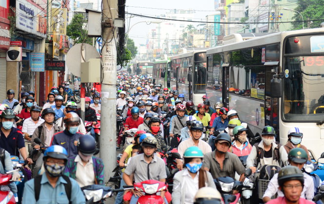 Xe máy tràn lên vỉa hè trên đường Nguyễn Hữu Cảnh vào giờ cao điểm - Ảnh: Thanh Tùng