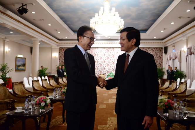 Chủ tịch nước Trương Tấn Sang tiếp cựu tổng thống Lee Myung Bak tại khách sạn Majestic, Q.1, TP.HCM chiều 22-10 - Ảnh: Quang Định
