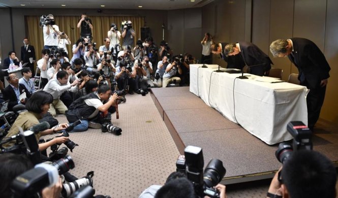 Ban lãnh đạo Toshiba cúi đầu xin lỗi trong một cuộc họp báo sau tuyên bố từ chức vì những gian dối hồi tháng 7-2015 - Ảnh: AFP