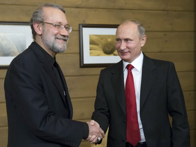 Tổng thống Putin (phải) và Chủ tịch Quốc hội Iran Ali Larijani trong cuộc gặp tại Sochi ngày 22-10. Iran cũng là một nhân tố quan trọng của vấn đề Syria - Ảnh: Reuters