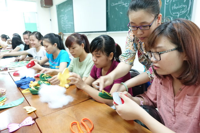Cô Nguyễn Thị Anh Thư hướng dẫn sinh viên năm 4 khoa giáo dục mầm non Trường ĐH Sư phạm TP.HCM thực hành làm đồ chơi trẻ em - Ảnh: Như Hùng
