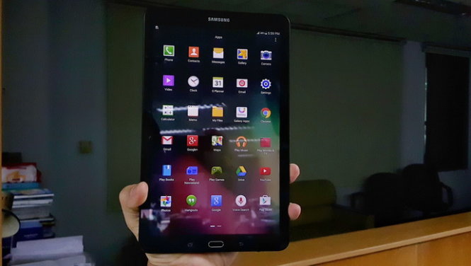 Galaxy Tab E màn hình 9,6-inch nhưng có tỉ lệ màn hình 16:9 nên có thể cầm đọc nội dung bằng một tay, mỏng 8,5mm và trọng lượng nhẹ 495g - Ảnh: Phong Vân