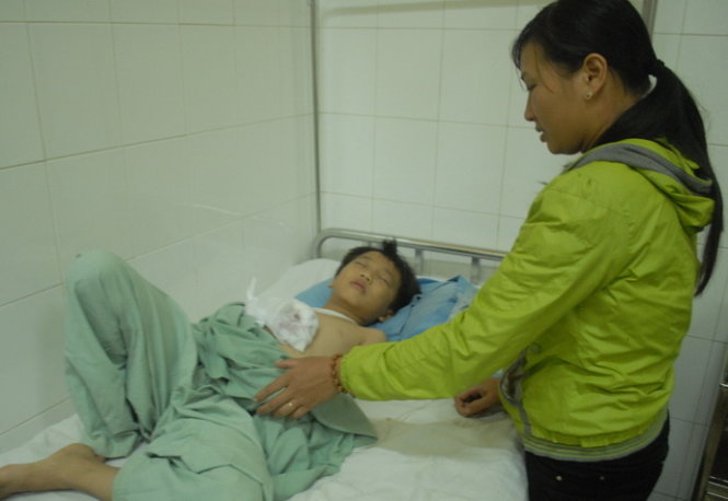 Em Hoàng Minh Nhật tại Bệnh viện Đa khoa Lâm Đồng - Ảnh: Thạch Thảo