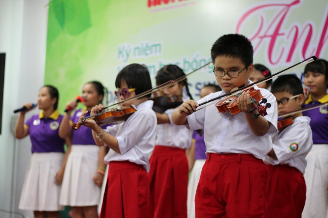 Các em học sinh khiếm thị trình diễn hòa tấu violin tại buổi lễ trao học bổng - Ảnh: Ngọc Hiển