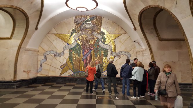Mặc dù phục vụ nhu cầu đi lại cho hơn 7 triệu người/ngày, nhưng một số ga của metro Matxcơva giống nhà thờ hoặc phòng trưng bày nghệ thuật hơn là trung tâm trung chuyển - Ảnh: HỒNG ÂN