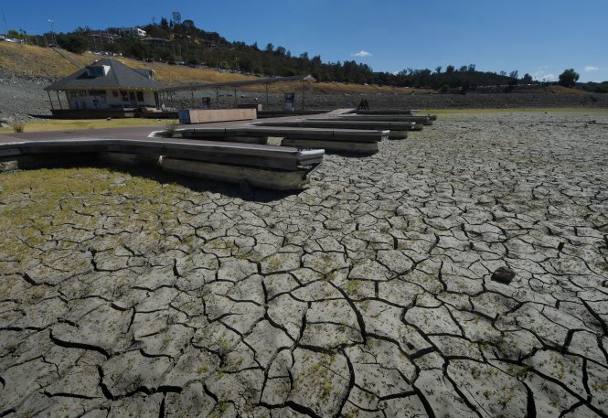 Hồ Folsom gần Sacramento gần như cạn sạch trong đợt khô hạn kỷ lục ở California (Mỹ) - Ảnh: AFP