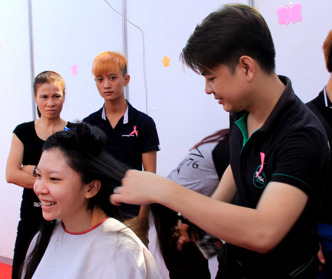 Hoạt động cắt và quyên tặng tóc cho bệnh nhân ung thư vú được nhiều bạn nữ có mái tóc dài nhiệt tình tham gia - Ảnh: Minh Huyền
