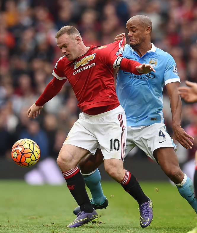 Wayne Rooney (trái) chơi dưới sức mình - Ảnh: AFP