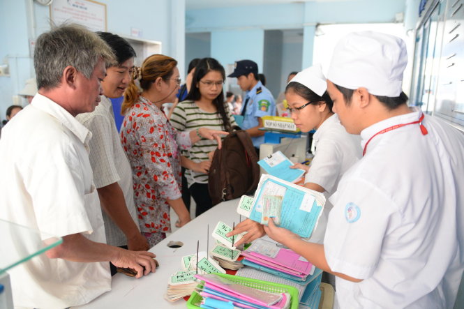 Người dân nộp sổ bảo hiểm y tế khám bệnh vào sáng thứ bảy tại Bệnh viện Đa khoa quận Bình Thạnh, TP.HCM - Ảnh: Hữu Khoa