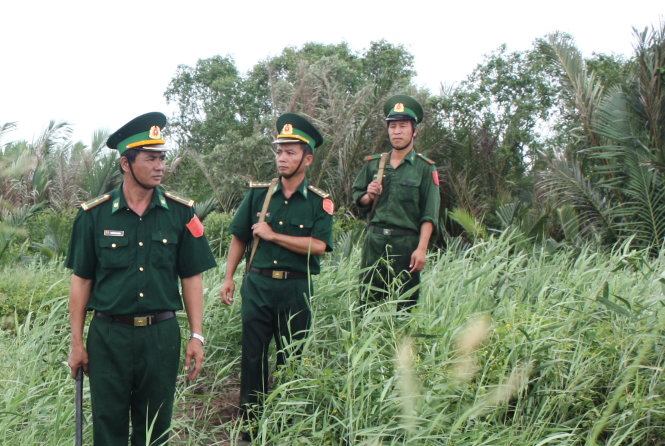 Thiếu tá Nguyễn Thái Dũng (bìa trái), người gắn bó với cồn Ngang nhiều năm - Ảnh: nhân vật cung cấp