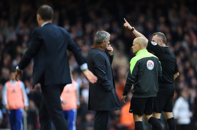 HLV Mourinho (thứ hai từ trái sang) đứng nhìn trọng tài đuổi trợ lý của ông lên khán đài - Ảnh: Reuters