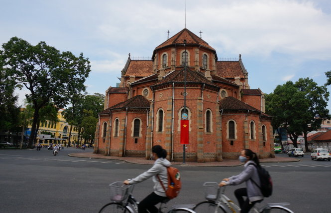 Nhà thờ Đức Bà nhìn từ phía đường Lê Duẩn - Ảnh: Nguyễn Công Thành