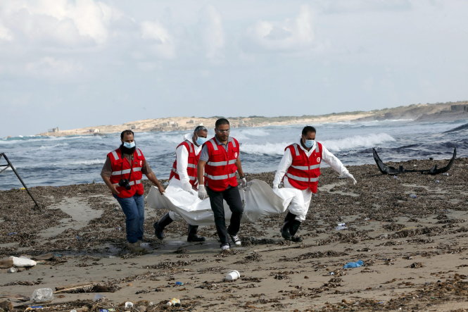 Lực lượng Lưỡi liềm đỏ của Libya đưa xác người di cư thiệt mạng bị giạt vào bờ biển thị trấn Khoms ngày 25-10 - Ảnh: Reuters
