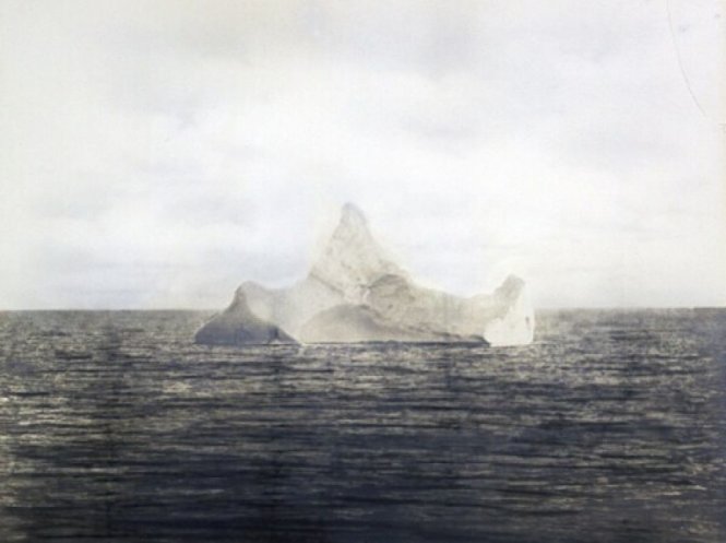 Bức ảnh chụp tảng băng được cho là đã đâm vào tàu Titanic năm 1912 - Ảnh: Prinz Adalbert