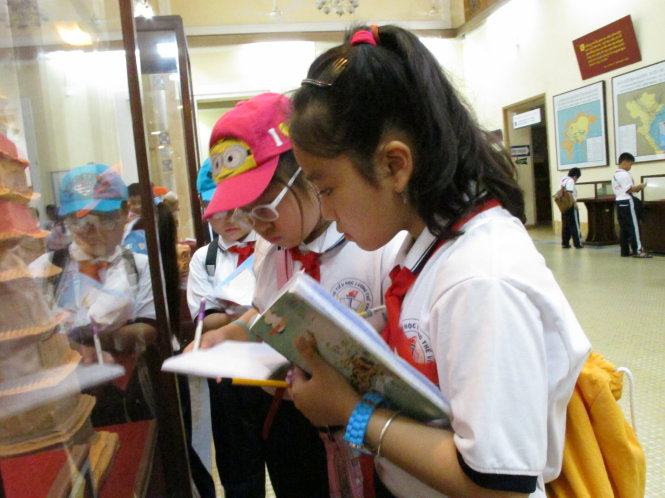 Các học sinh khối lớp 4 đang tham quan Bảo tàng Lịch sử Việt Nam (TP.HCM) - Ảnh: K.Anh