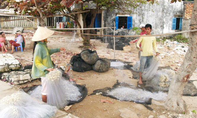Xóm vá lưới trên đảo An Sơn, huyện đảo Kiên Hải, tỉnh Kiên Giang - Ảnh: K.NAM