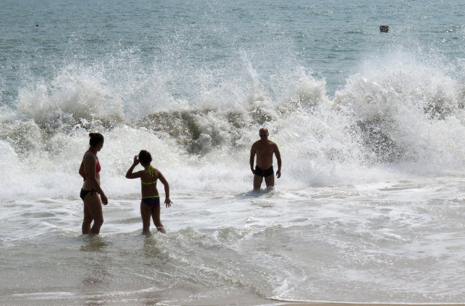 Nhiều du khách vẫn thích tắm biển Nha Trang khi có sóng lớn - Ảnh:. D.Thanh