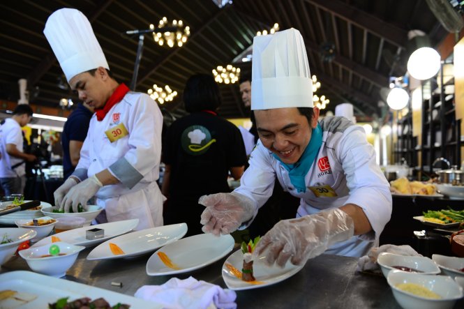Các đầu bếp tranh tài tại cuộc thi Chiếc thìa vàng 2015 ngày 27-10 - Ảnh: T.Tùng