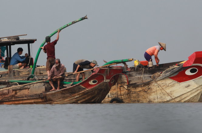 Những chiếc ghe hút trộm cát trên sông Đồng Nai (P.Long Phước, Q.9, TP.HCM) hồi tháng 4-2015   - Ảnh: Hữu Khoa