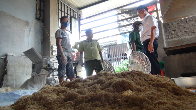 Chà bông sau khi chế biến để trên tấm bạt dơ bẩn giữa nhà - Ảnh: H.Lộc