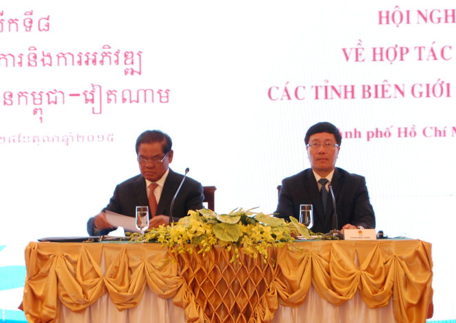 Phó Thủ tướng, Bộ trưởng Bộ Ngoại giao Phạm Bình Minh (phải) và Phó Thủ tướng, Bộ trưởng Bộ Nội vụ Campuchia Samdech Krolahom Sar Kheng (trái) chủ trì hội nghị ngày 28-10 - Ảnh: Trần Phương