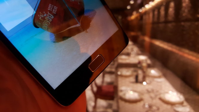 Bảo mật qua dấu vân tay ở nút Home trên smartphone Lenovo Vibe P1 - Ảnh: Phong Vân