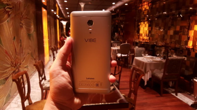 Mặt lưng phủ kim loại của smartphone Lenovo Vibe P1 - Ảnh: Phong Vân