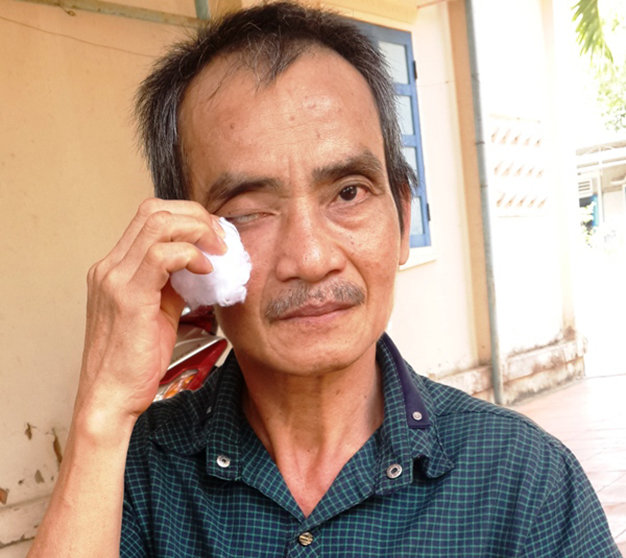Ông Huỳnh Văn Nén được cho tại ngoại để đi chữa bệnh mắt kém - Ảnh: N.Nam