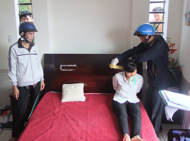 Dương (người đứng, bên phải) cùng Tiến (người đúng, bên trái) thực nghiệm hành vi khống chế các nạn nhân tại phòng ngủ trên lầu - Ảnh: Tuấn Duy