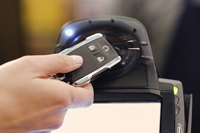 Thanh toán hóa đơn bằng chìa khóa xe tích hợp chip NFC – Ảnh: MasterCard