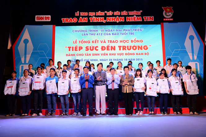 Ông Nguyễn Thành Phong Phó bí thư Thành uỷ TP.HCM trao học bổng cho các tân sinh viên vượt khó - Ảnh: Thuận Thắng