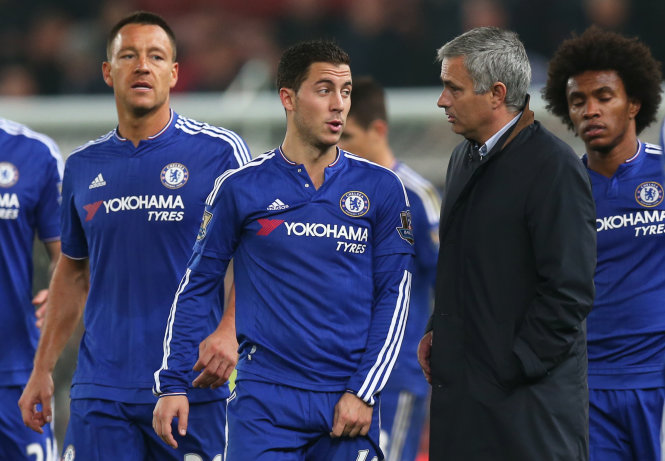 Ông Mourinho (phải) có lẽ chưa mất đi sự ủng hộ của học trò - Ảnh: Reuters