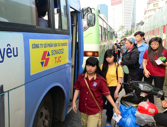 Nâng cao chất lượng phục vụ để thu hút hành khách đi xe buýt  - Ảnh: T.T.D.